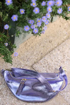 Banane bandoulière en cuir brillant bleu violet