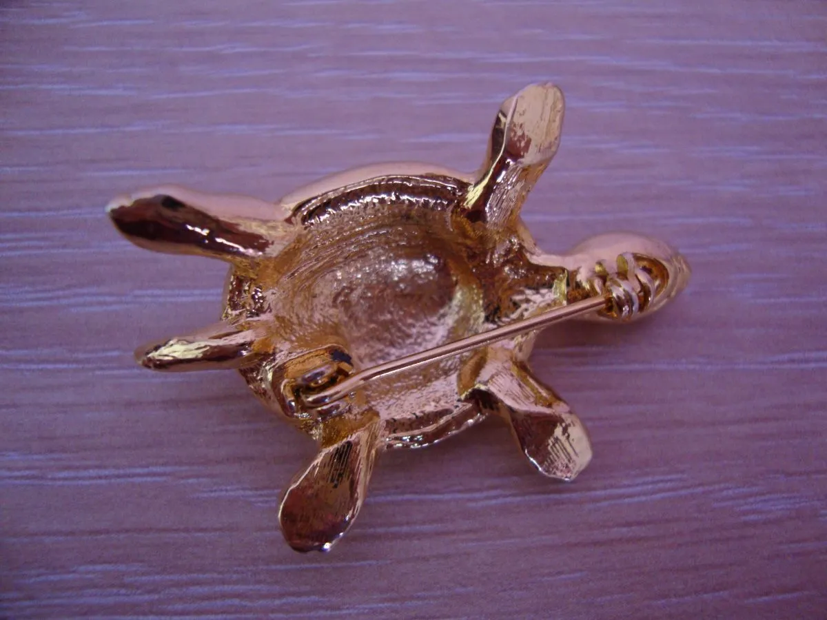 Broche vintage "tortue" en métal doré garnie de strass
