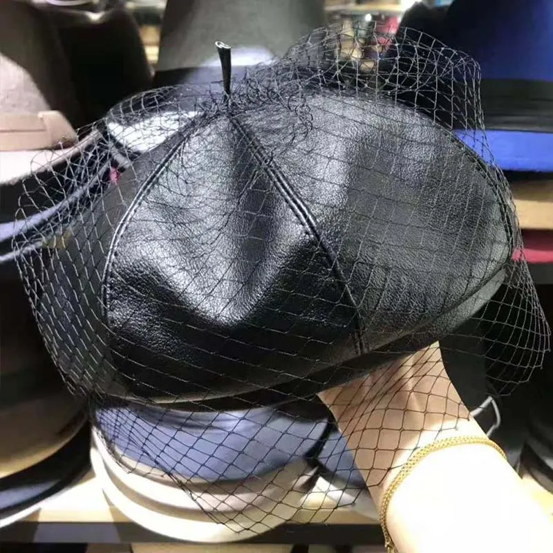 Béret français en cuir synthétique noir et maille