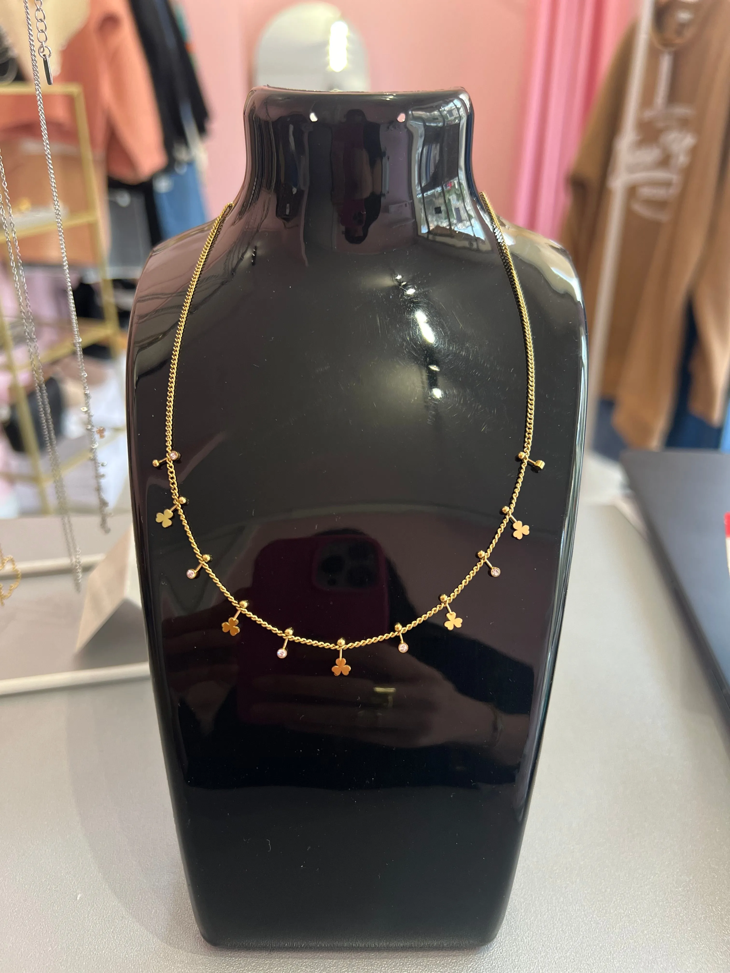 Collier trefles