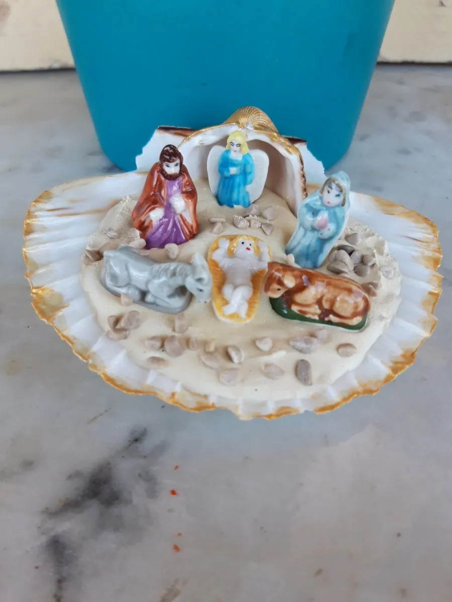 Crèche dans véritable coquille de St Jacques NEUVE