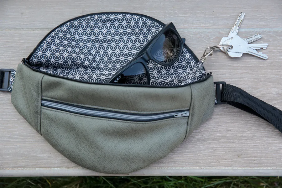 Le kit de couture sac banane Charly (toutes tailles) - Tissu enduit Petite fleurs moutarde et rose / toile à sac imperméable mou