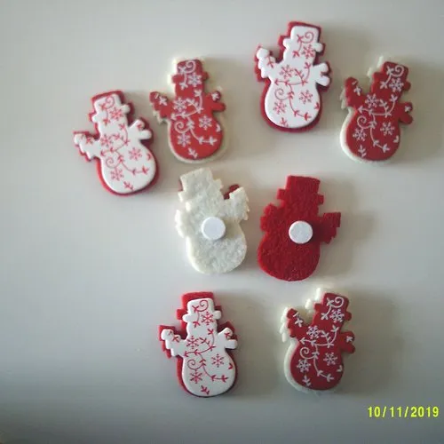 Lot de 8 bonhomme de neige en bois et en feutrine au dos - rouge et blanc avec décoration sur le devant